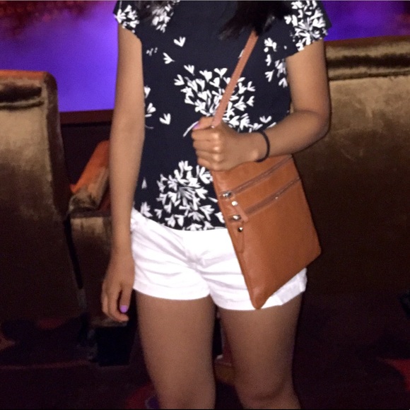 Hollister stretchy white short shorts - Picture 3 of 3